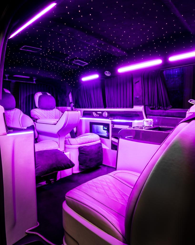 Ambiance lumineuse LED — Intérieur Sprinter VIP Paris ciel étoilé Van VIP Paris — Intérieur Sprinter VIP ambiance lumineuse LED et ciel étoilé, sièges cuir blanc première classe