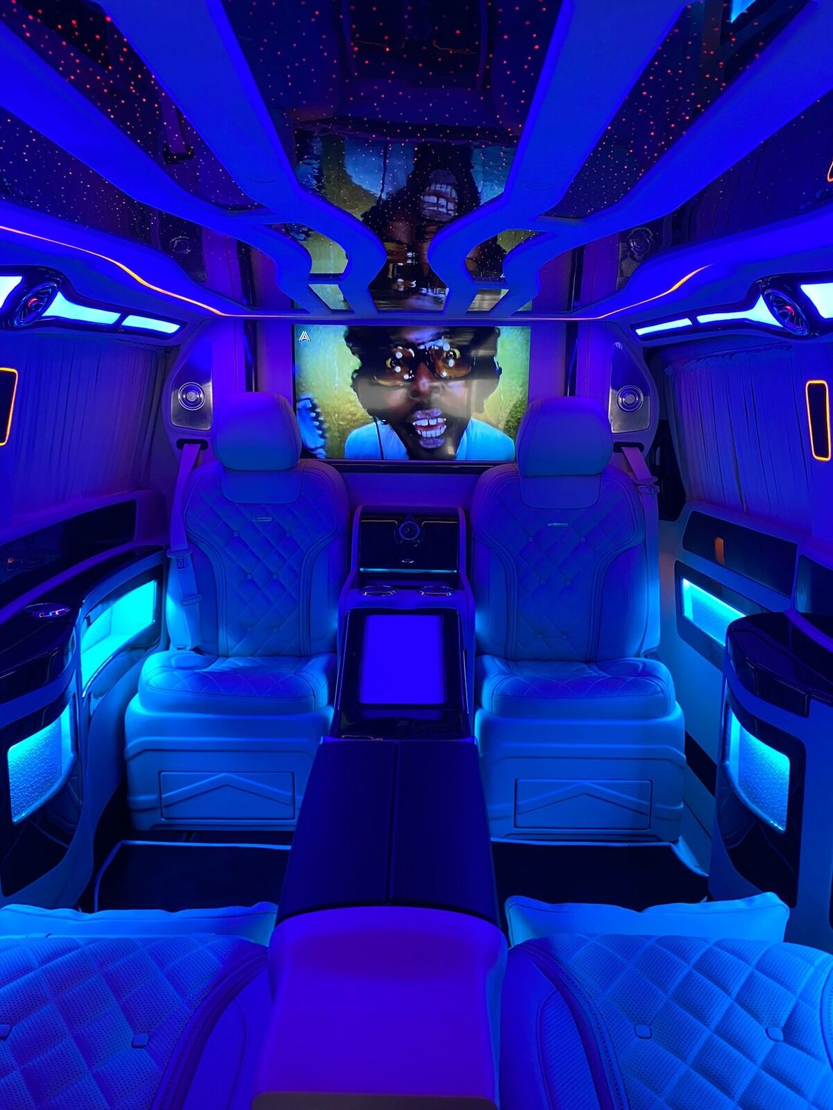 Sprinter VIP écran HD ambiance bleue pour accueil délégation étrangère et transfert aéroport groupe à Paris