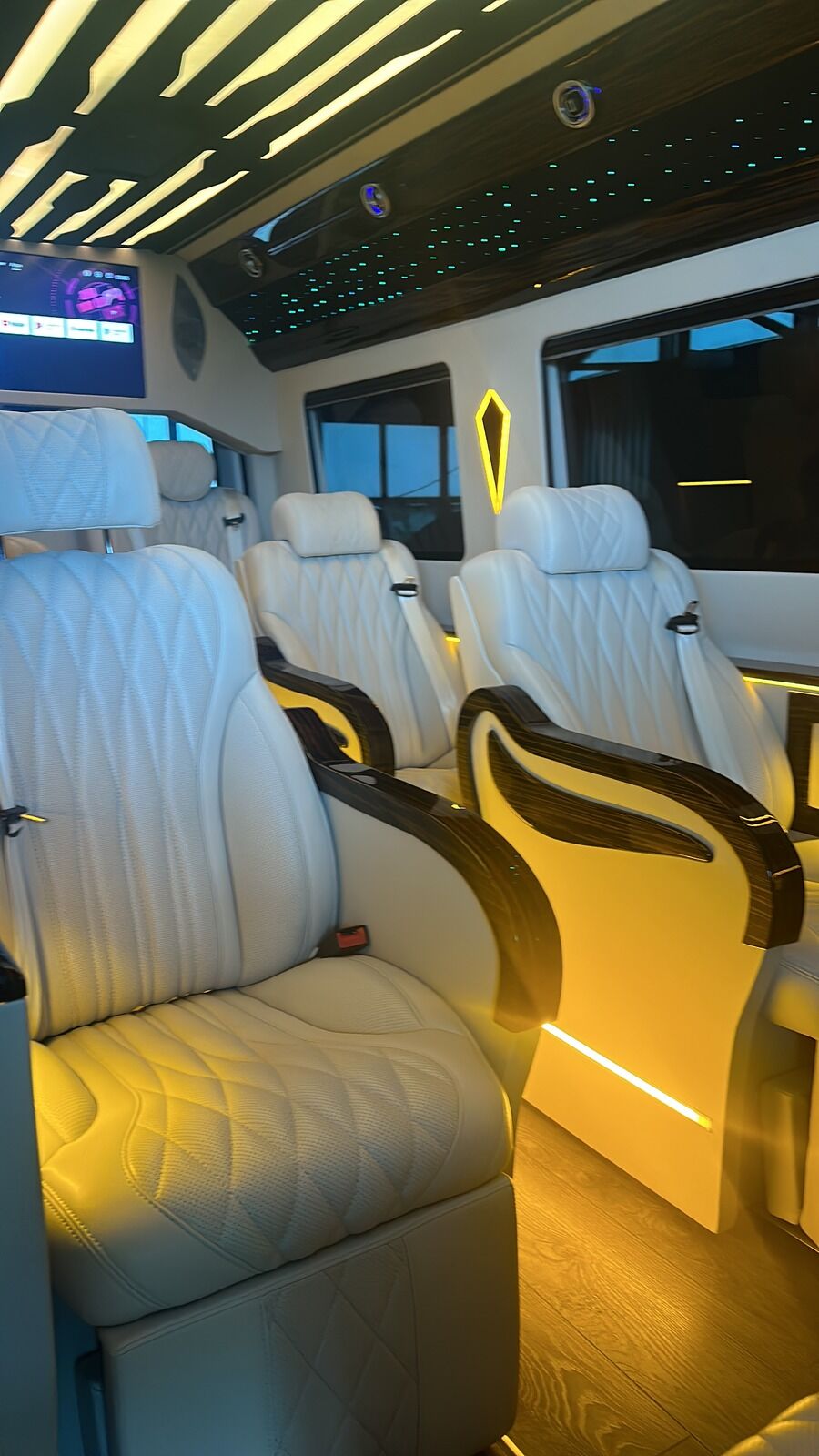 Mercedes Sprinter VIP Paris — banquette cuir doré, minibus de luxe avec chauffeur pour événement et groupe