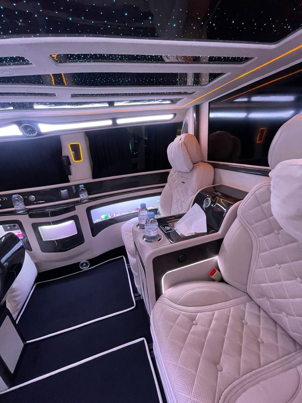 Location Van VIP Paris — intérieur Sprinter VIP ciel étoilé et bar avec chauffeur privé