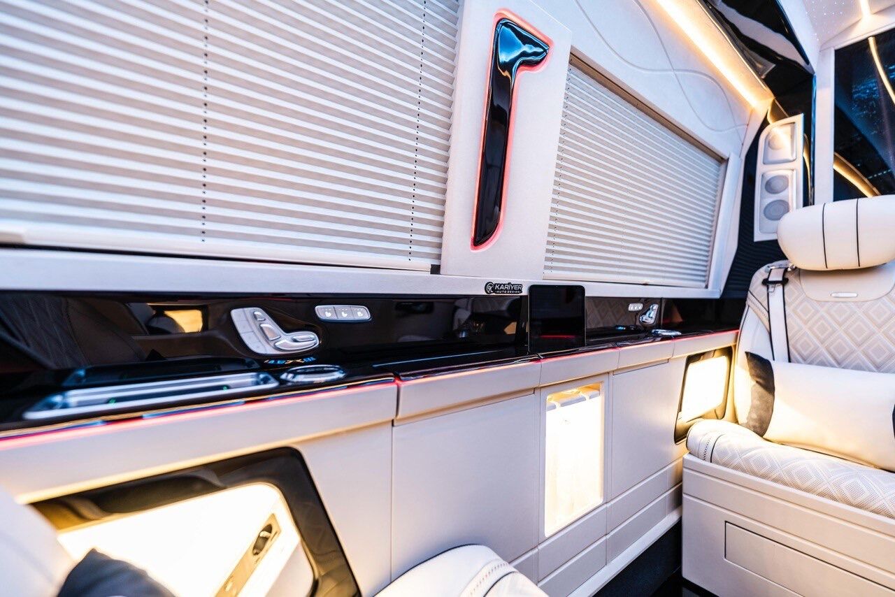 Transport événementiel entreprise Paris — console bar Sprinter VIP pour brief à bord