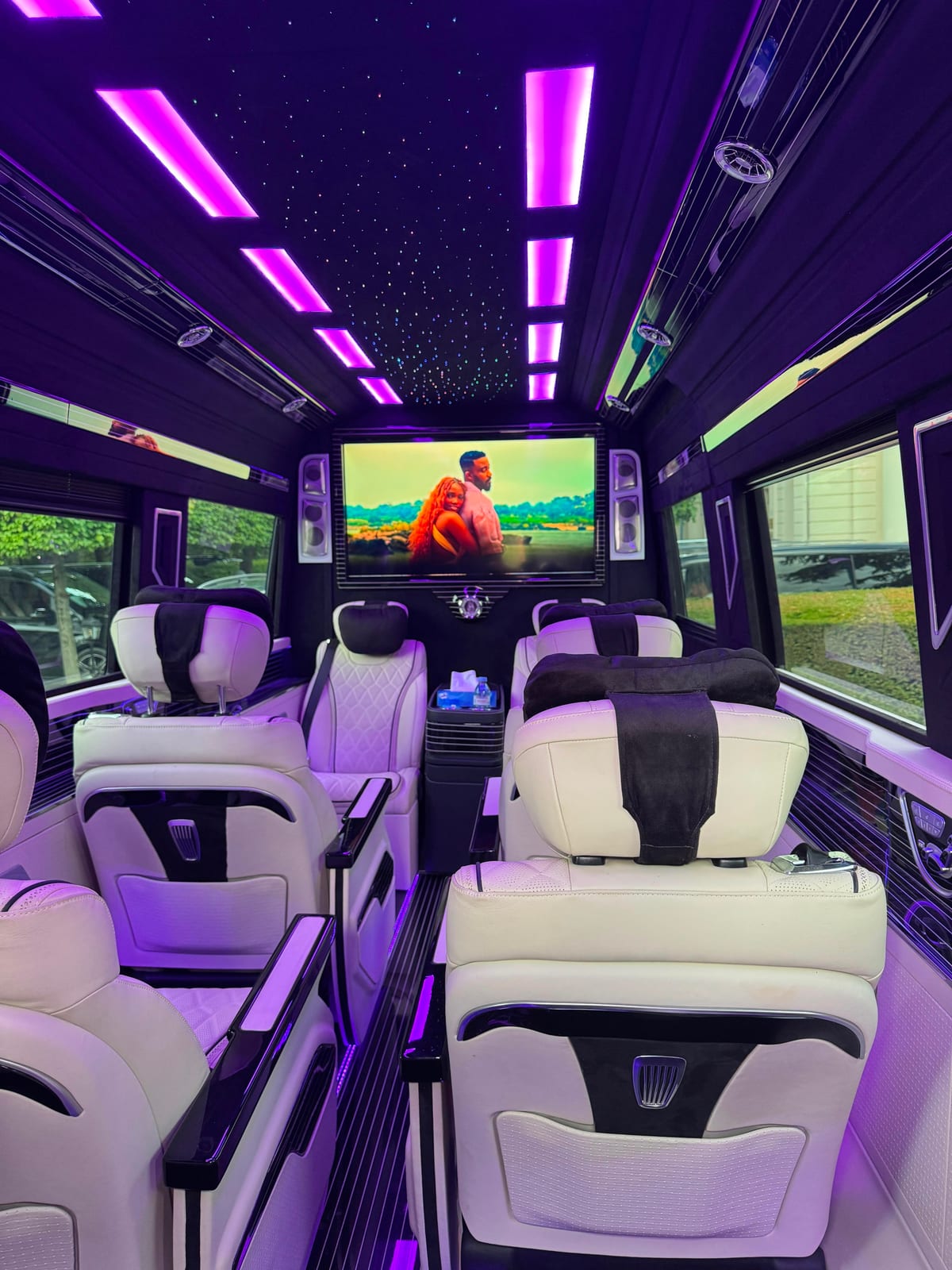 Intérieur du Sprinter VIP Paris — salon face à l’écran cinéma, ciel étoilé et LED violettes, utilisé comme loge mobile entre la balance et le concert