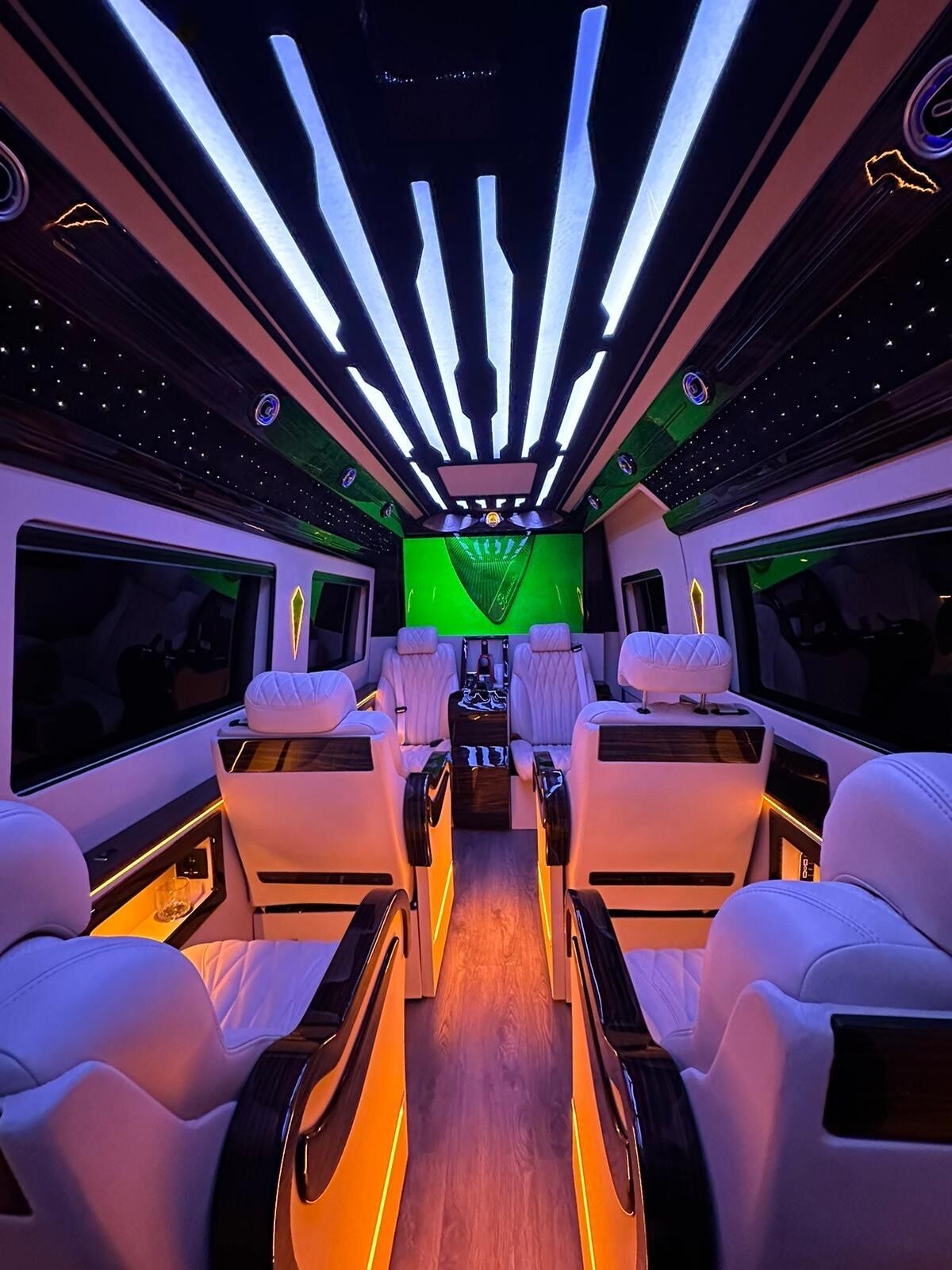 Intérieur Sprinter VIP Paris — salon LED ambiance verte, location van avec chauffeur pour groupe VIP à Paris