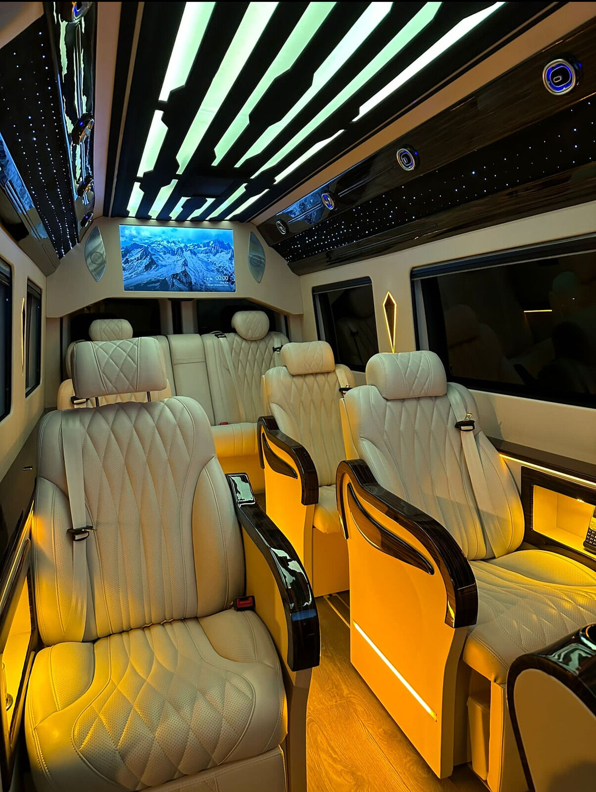 Intérieur Sprinter VIP Paris — sièges capitaine blanc, idéal pour transfert groupe ou grande famille Disneyland Paris