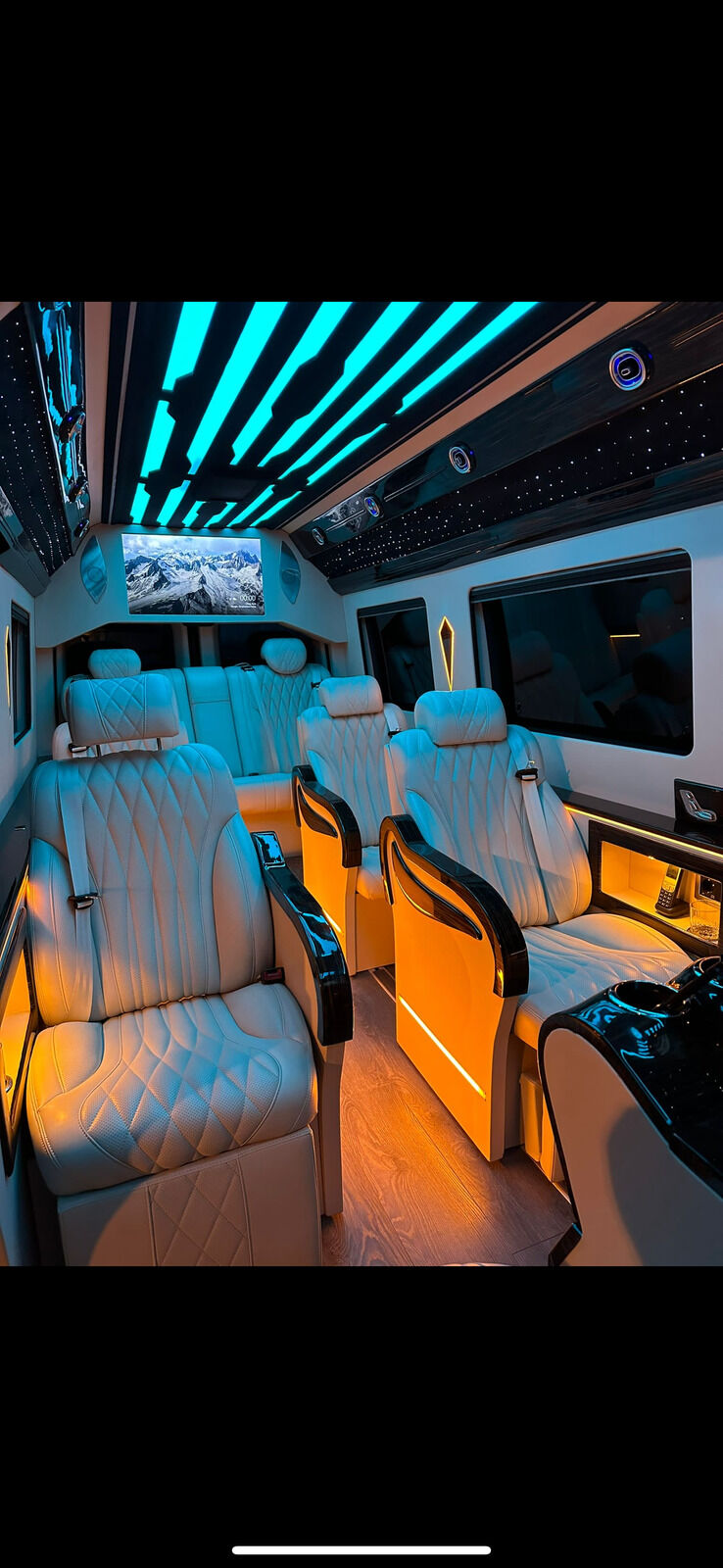 Location Sprinter VIP Paris — salon intérieur trois sièges capitaine et écran, minibus de luxe pour groupe d'entreprise