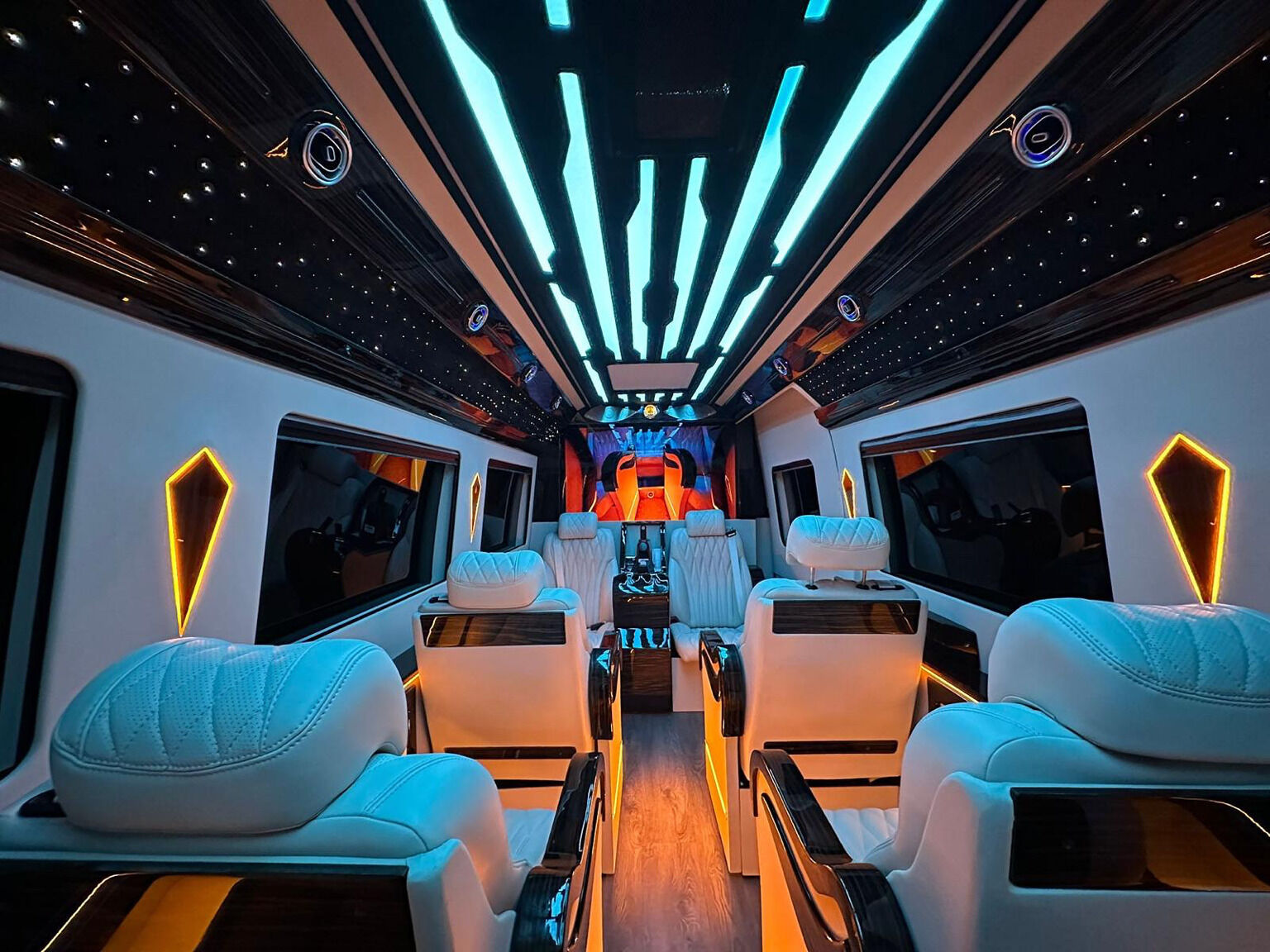 Sprinter VIP Paris — intérieur salon turquoise et ciel étoilé, minibus de luxe avec chauffeur privé pour groupe