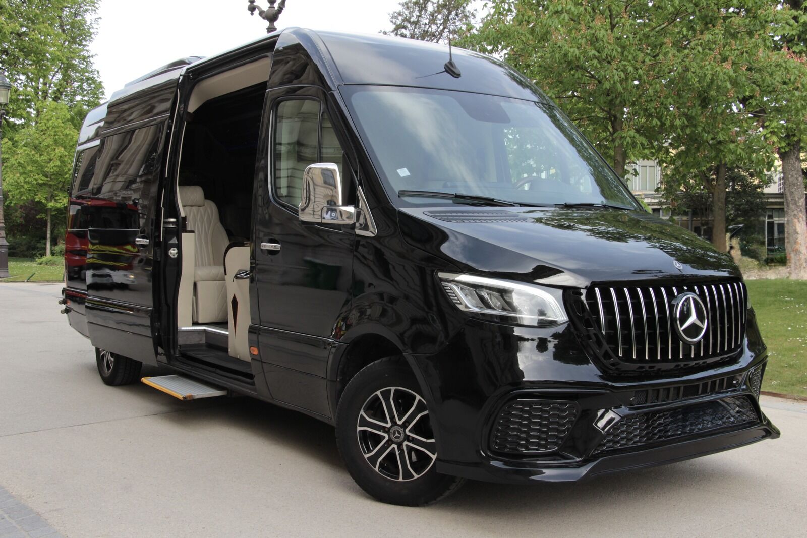 Van VIP Paris Mercedes Sprinter VIP intérieur luxe sièges blancs transfert aéroport