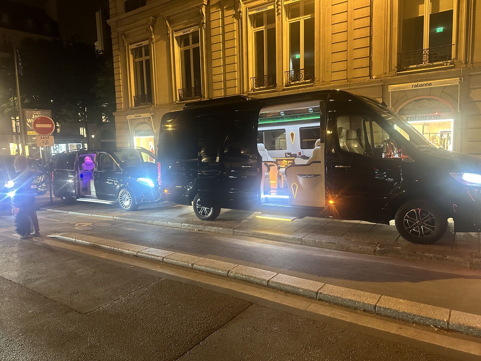 Sprinter VIP Paris dans les rues illuminées de Paris la nuit — transfert chauffeur privé Disneyland Paris haut de gamme en famille