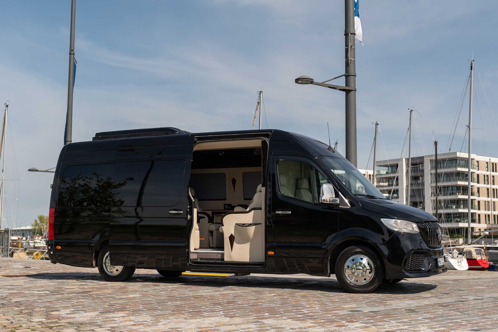 Sprinter VIP Paris Mercedes noir vue latérale marina — transfert groupe Paris Monaco Côte d'Azur