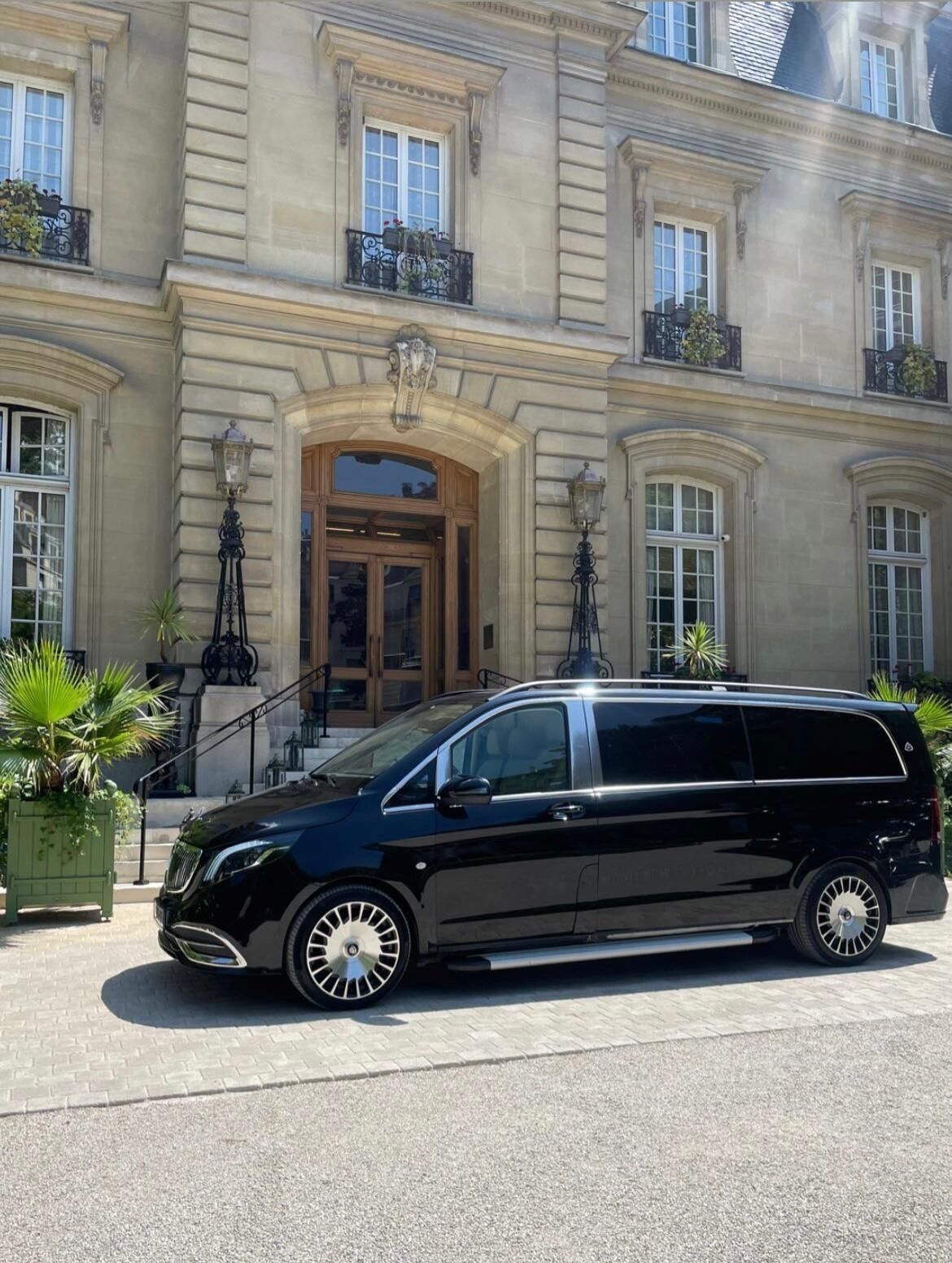 Mercedes Van VIP Paris noir devant un hôtel particulier parisien — fin de transfert CDG arrivée Paris