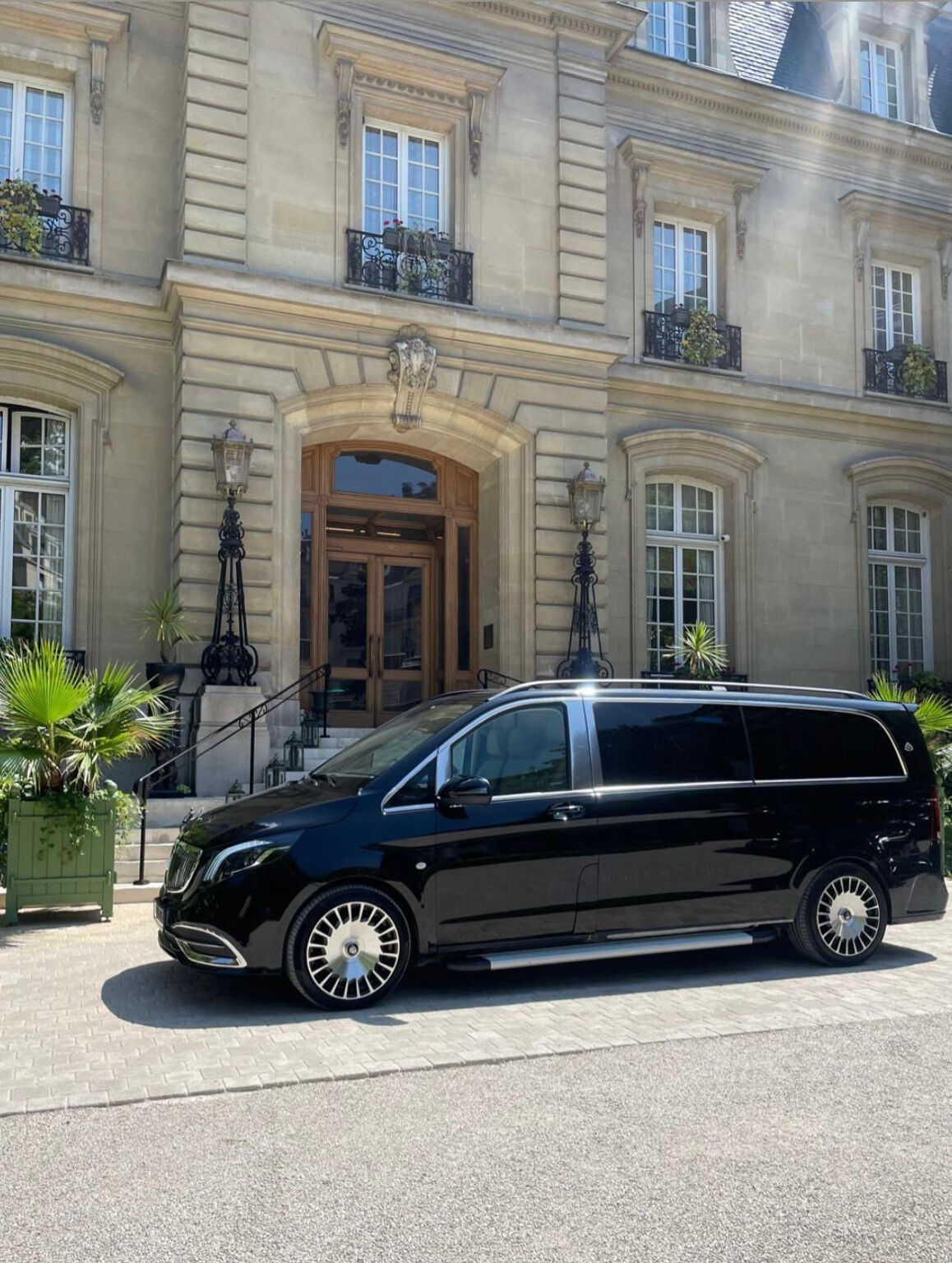 Van Maybach Paris devant un hôtel particulier — Mercedes Classe V Maybach avec chauffeur privé en soirée