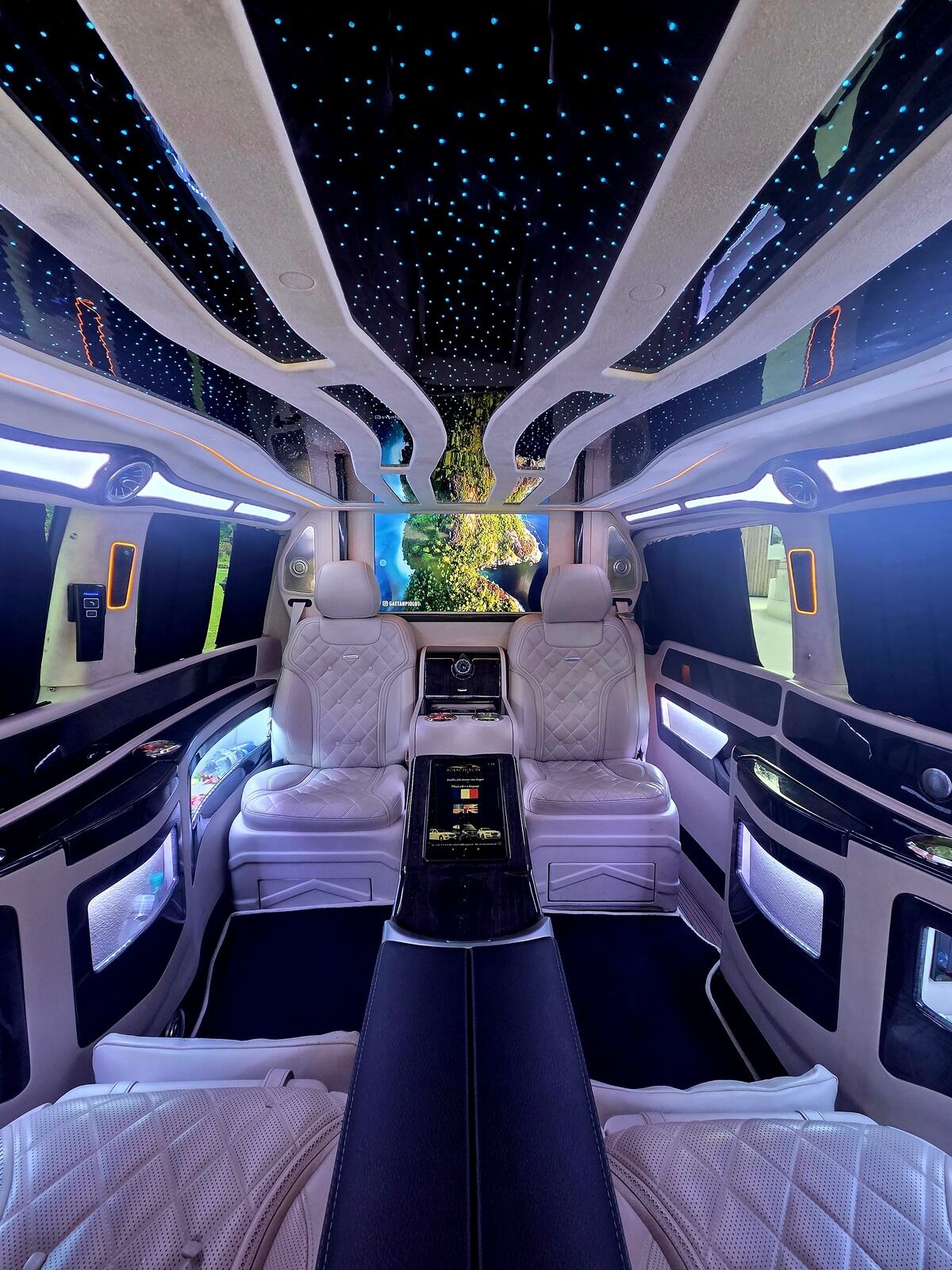 Van Maybach Paris — intérieur Mercedes Classe V Maybach, allée centrale, fauteuils capitaine en cuir et éclairage d’ambiance