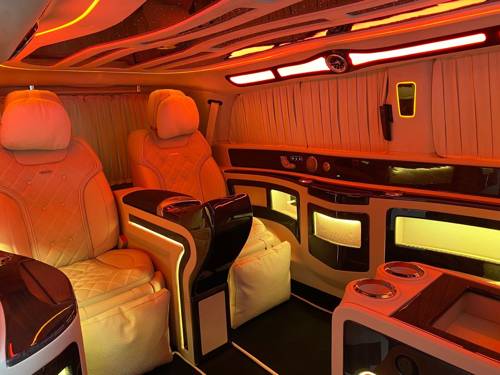 Chauffeur VIP Roland-Garros — intérieur Van VIP Paris ambiance cuir orange, rappel de la terre battue du tournoi
