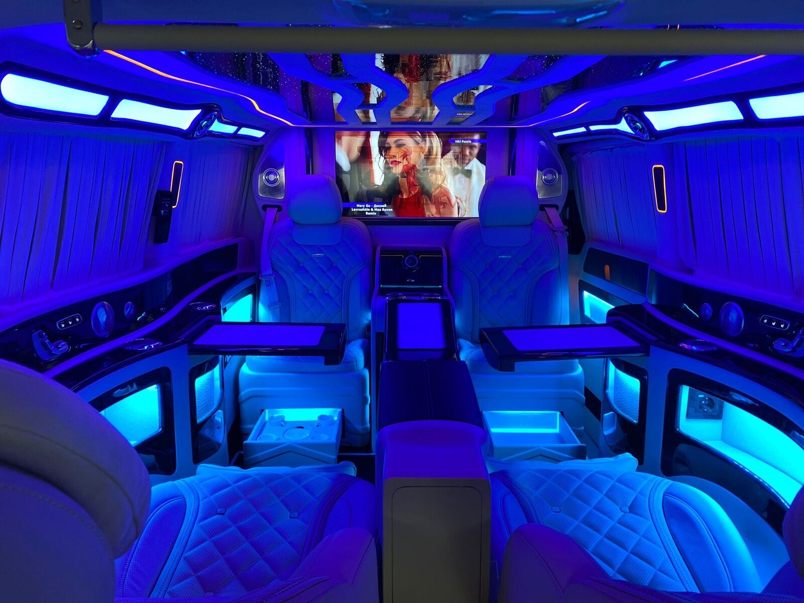 Intérieur Van VIP Paris — ambiance bleu TV face-à-face, confort luxe Paris-Courchevel