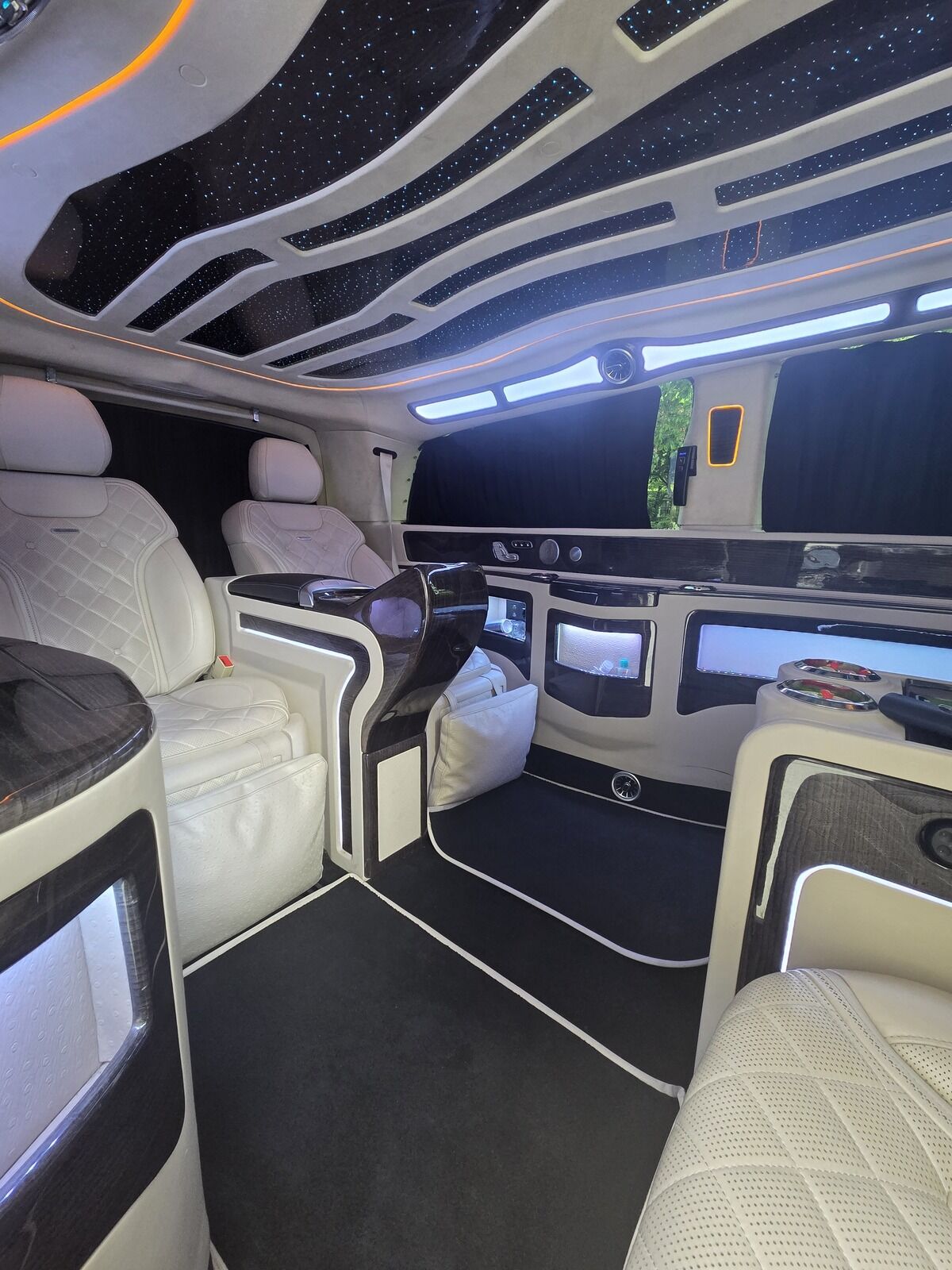Intérieur van Maybach Paris — plafond ciel étoilé et ambiance orange d’un Mercedes Classe V Maybach avec chauffeur