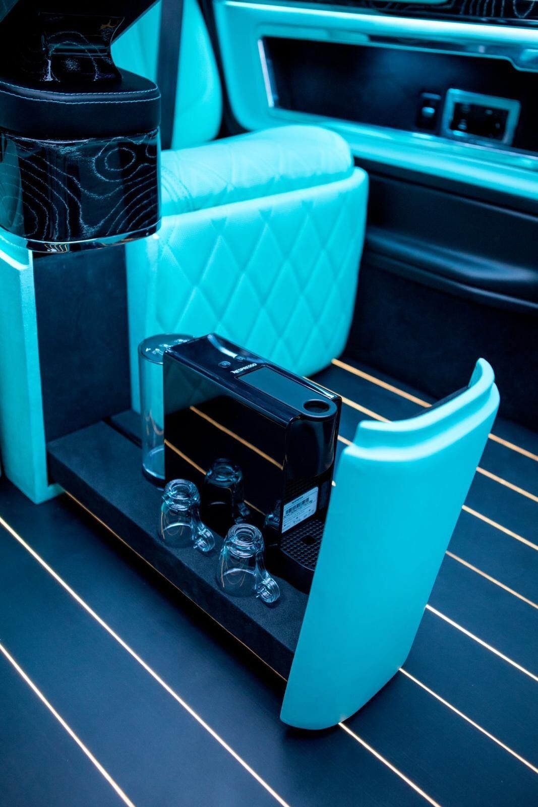 Détail bar espresso et mini-frigo Van VIP Paris — machine à café Maybach à bord transfert aéroport