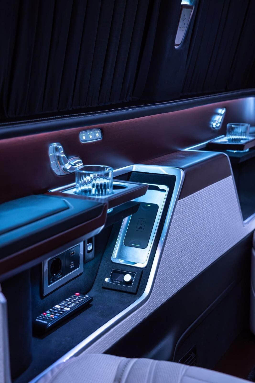 Van Maybach Paris — détail de la console centrale et des finitions d’un Mercedes Classe V Maybach