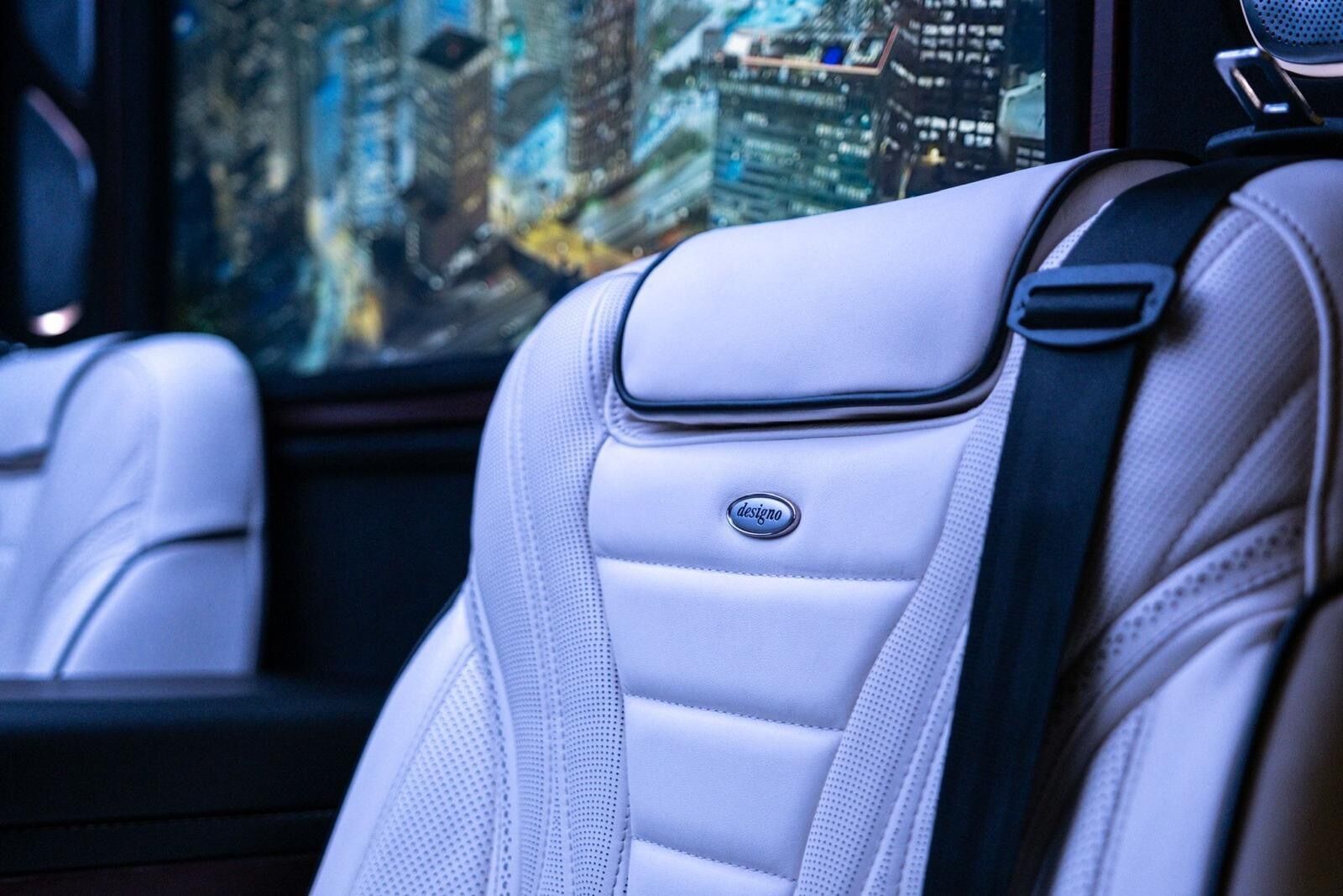 Van VIP Paris — détail du cuir Nappa et des surpiqûres sur siège Designo, conversion Maybach du Mercedes Classe V