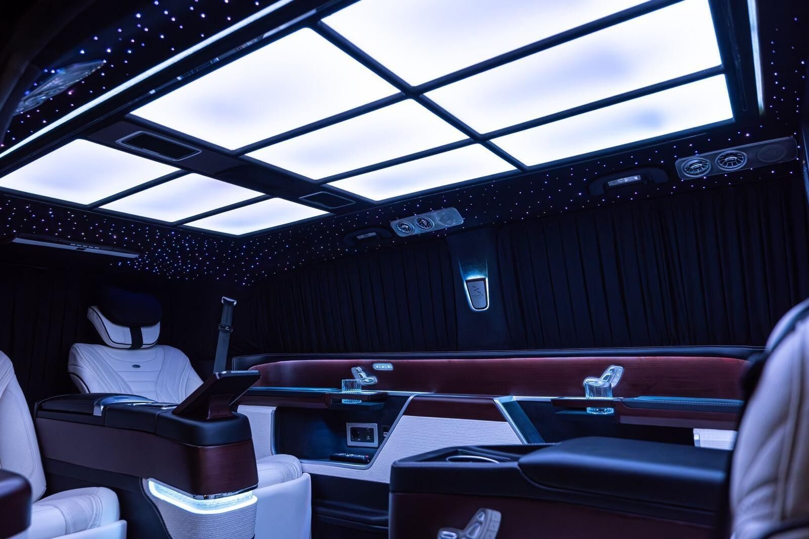 Location Van VIP Paris intérieur plafond illuminé ambiance événement