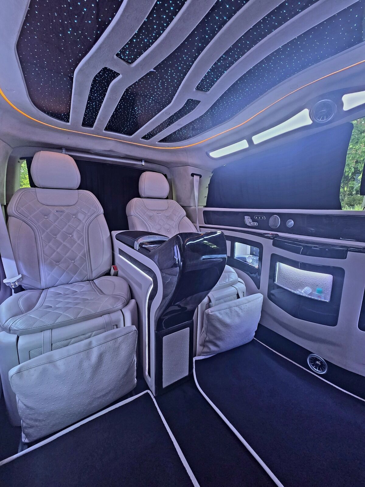 Location Maybach avec chauffeur à Paris — salon arrière du Van VIP Mercedes Classe V Maybach en journée