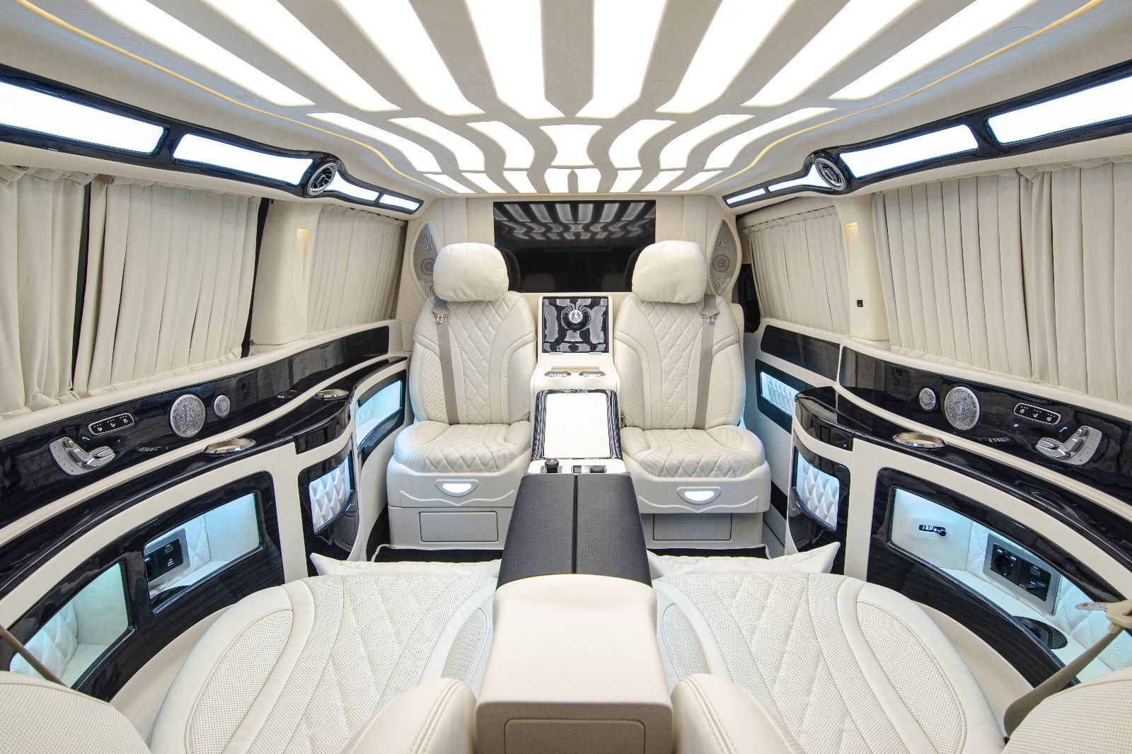 Intérieur Van VIP Paris salon symétrique blanc — configuration face-à-face pour transport mariage VIP Paris