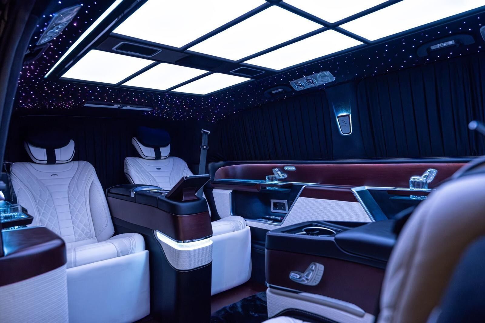 Sièges capitaine et console centrale en bois Van VIP Paris — intérieur mariage luxe chauffeur privé