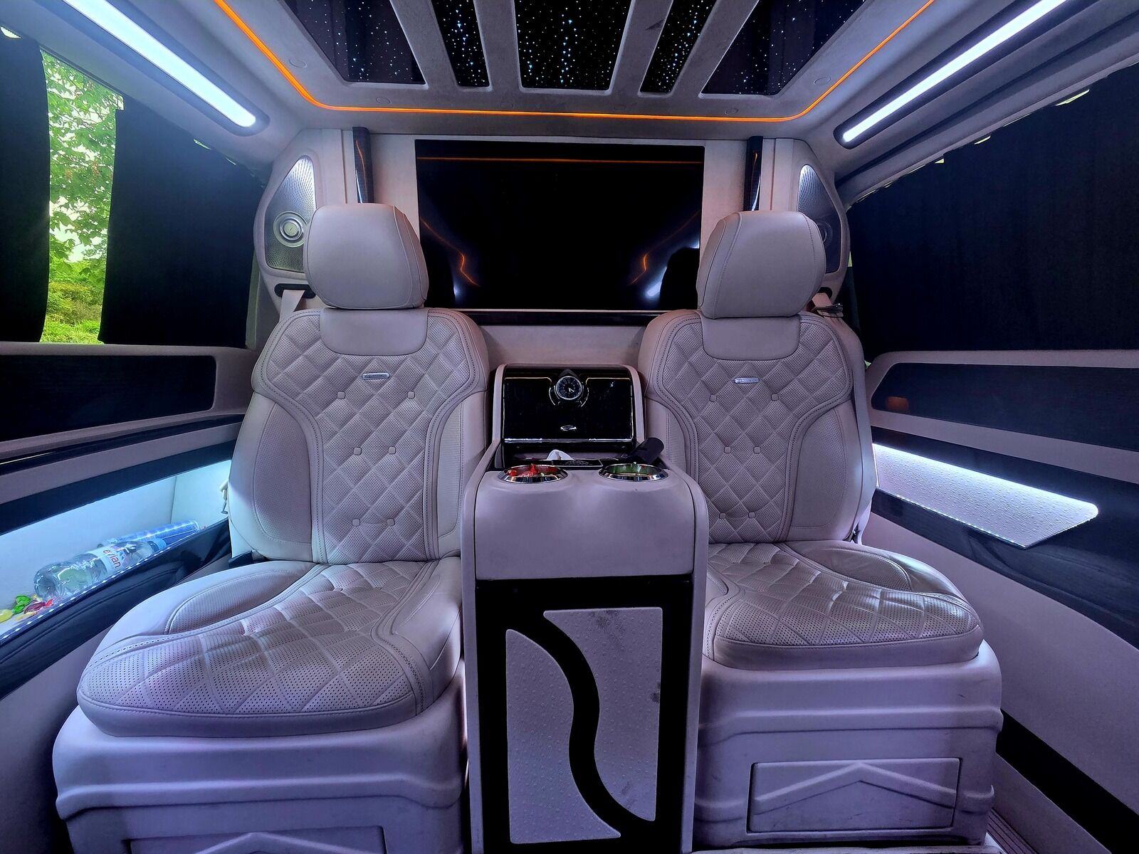 Intérieur Van VIP Paris — fauteuils capitaine cuir crème, location van de luxe avec chauffeur privé