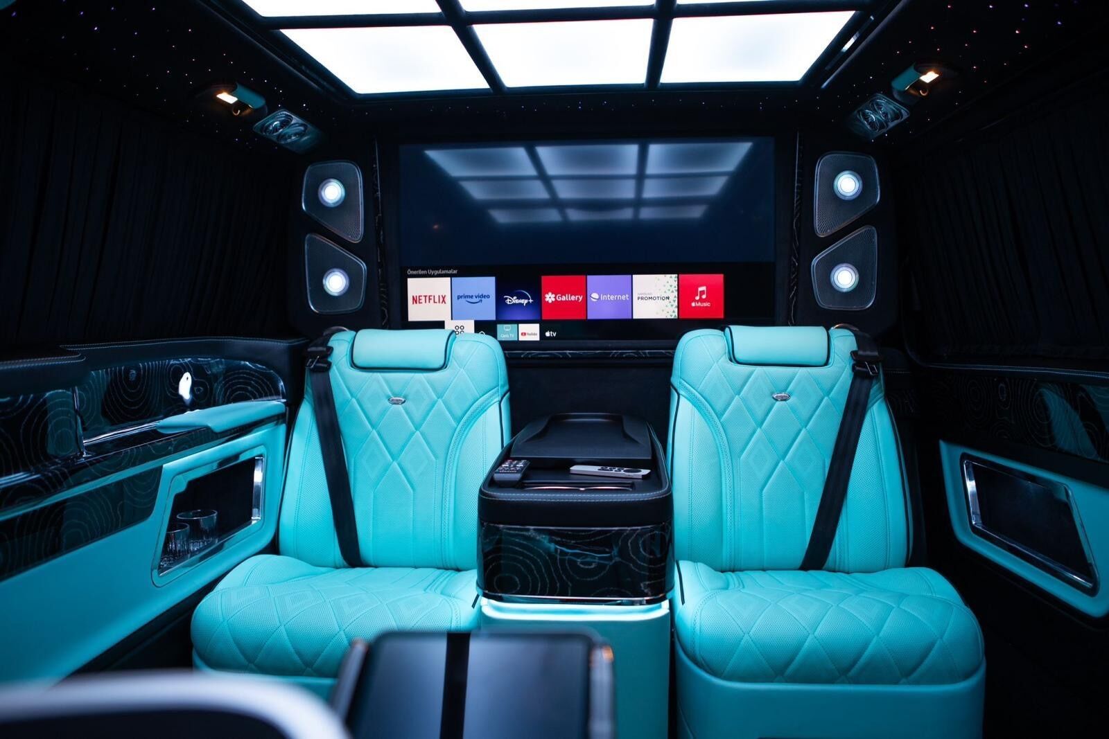 Van VIP Paris — salon face-à-face fauteuils capitaine turquoise et grand écran, Mercedes Classe V Maybach avec chauffeur