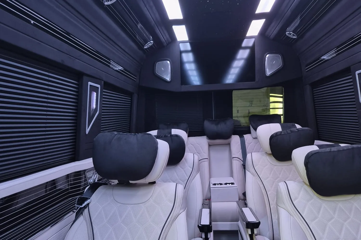 VAN VIP PARIS — Intérieur Mercedes Sprinter VIP 9 places sièges capitaine cuir blanc allée centrale ciel étoilé LED