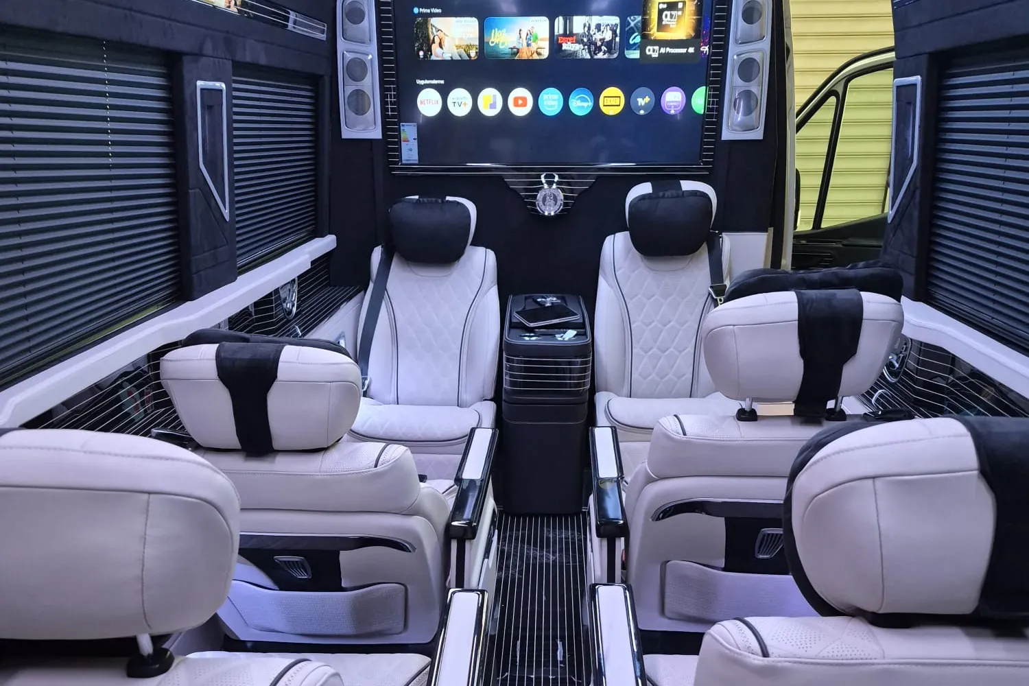 VAN VIP PARIS — Intérieur Mercedes Sprinter VIP 9 places configuration salon face-à-face sièges cuir crème grand écran 4K