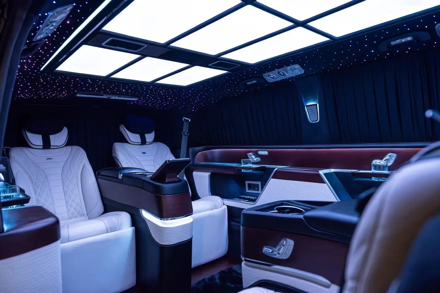 VAN VIP PARIS — Intérieur Sprinter VIP sièges capitaine cuir blanc et boiseries luxe