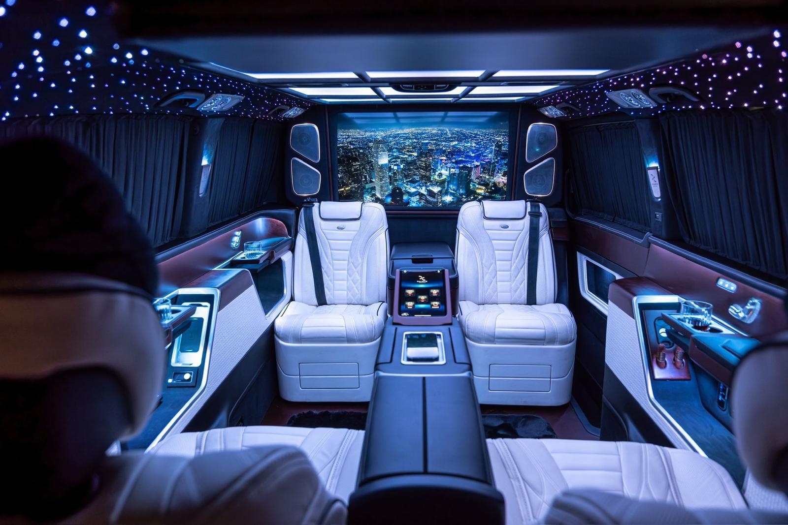 Van VIP Paris intérieur Mercedes mariage événement sièges blancs cuir ciel étoilé