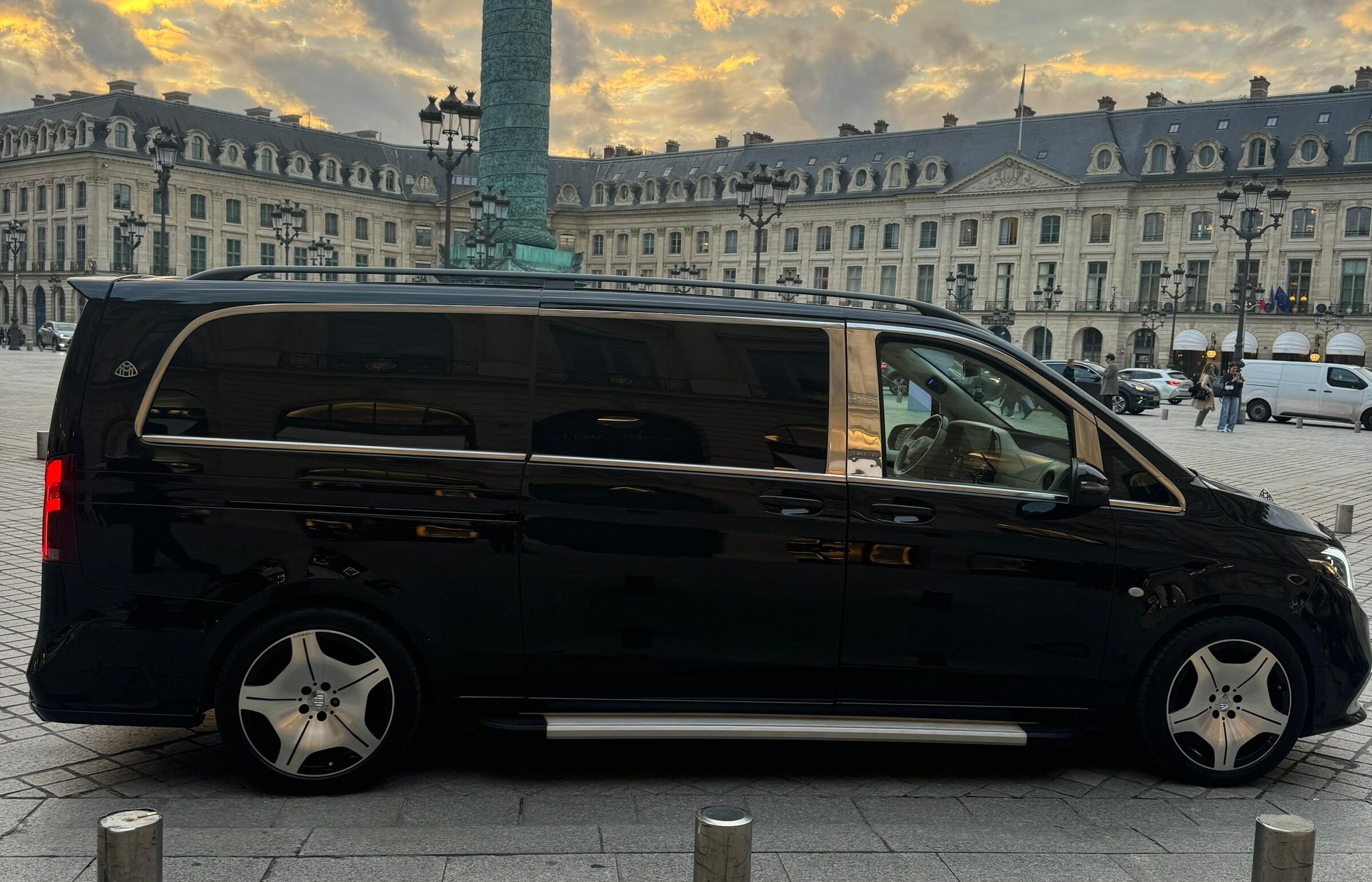 Van VIP Paris — Mercedes Classe V Maybach avec chauffeur privé Mercedes Van VIP Paris noir sur la Place Vendôme au coucher du soleil — chauffeur privé haut de gamme