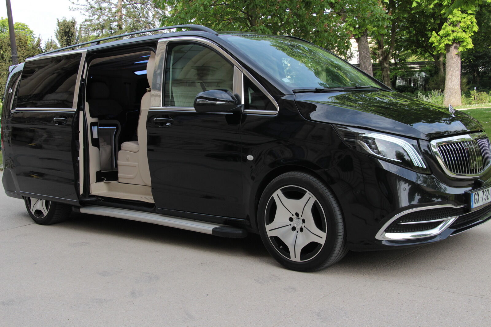 Van VIP Paris Mercedes Van VIP noir transfert aéroport Paris